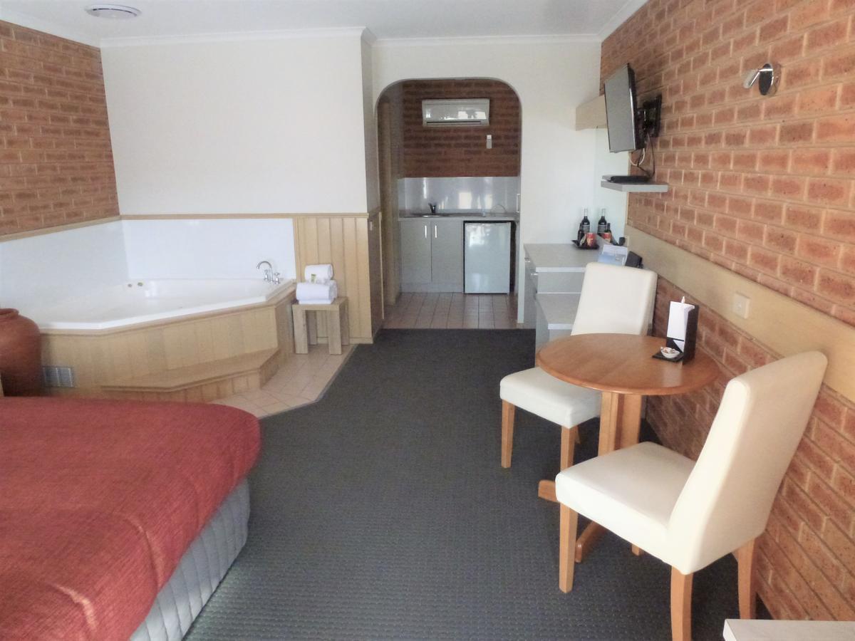 Colonial Motor Inn Bairnsdale Golden Chain Property Bagian luar foto