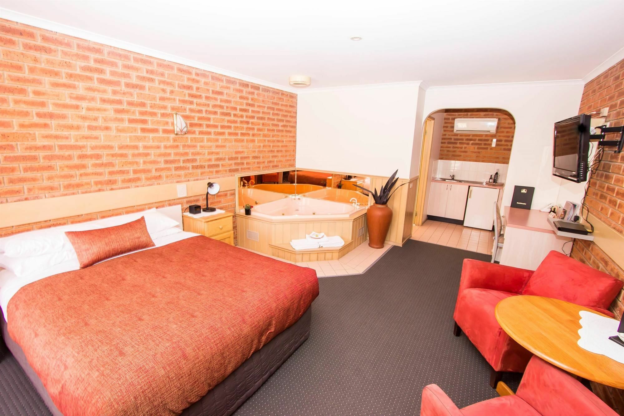 Colonial Motor Inn Bairnsdale Golden Chain Property Bagian luar foto
