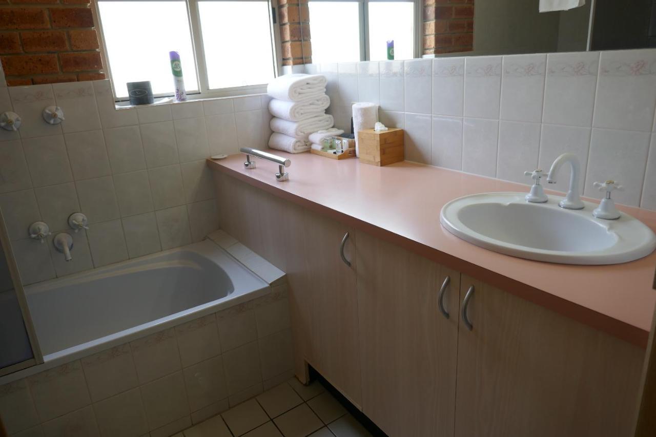 Colonial Motor Inn Bairnsdale Golden Chain Property Bagian luar foto